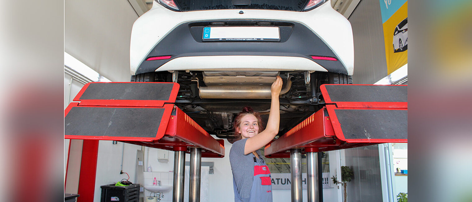 Michelle Bollhöfer absolviert eine Ausbildung zur KFZ-Mechatronikerin. Michelle Bollhöfer absolviert eine Ausbildung zur Kraftfahrzeugmechatronikerin.