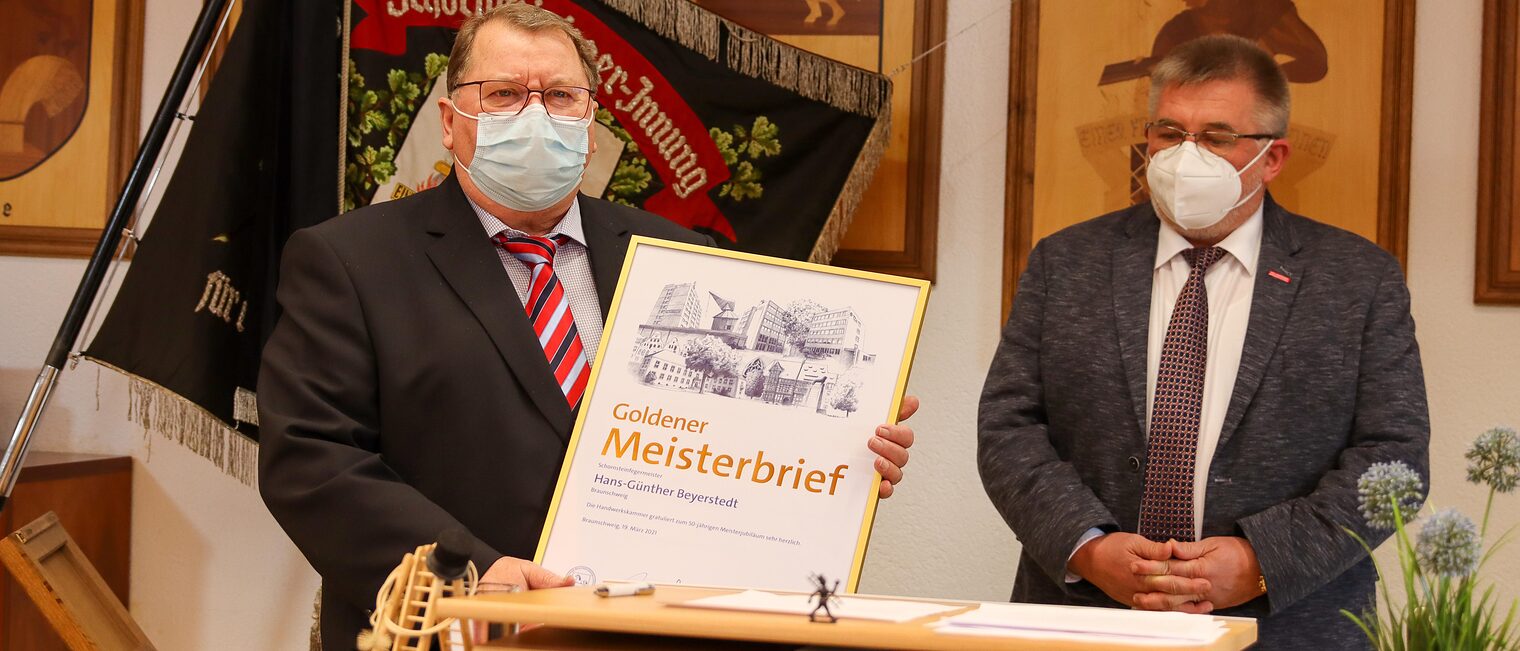 Hans-Günther Beyerstedt bekommt Goldenen Meisterbrief von Detlef Bade. Hans-Günther Beyerstedt bekommt den Goldenen Meisterbrief von Kammerpräsident Detlef Bade.