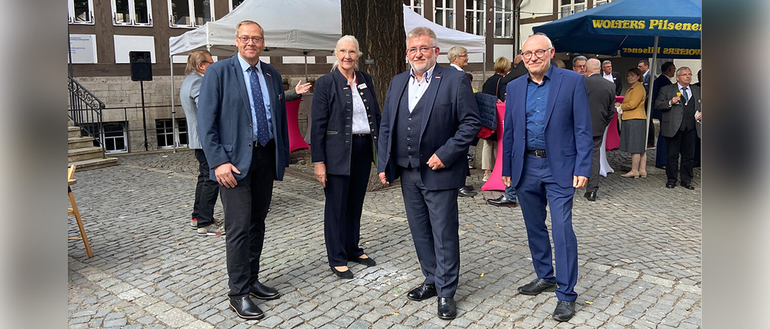 Detlef Bade (2.v.r), Eckhard Sudmeyer (r.), Lutz Scholz (l.) und Heidi Kluth Detlef Bade (2.v.r), Eckhard Sudmeyer (r.), Lutz Scholz (l.) und Heidi Kluth