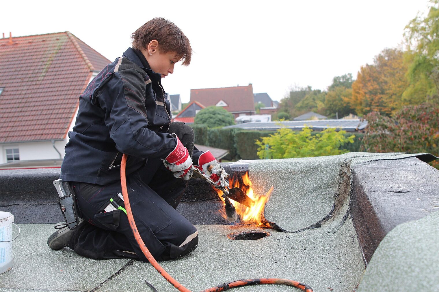 Dachdeckermeisterin Clarissa Heuer hat mit vielen Klischees zu kämpfen. Sie plädiert für ein Umdenken bei allen Akteuren. 