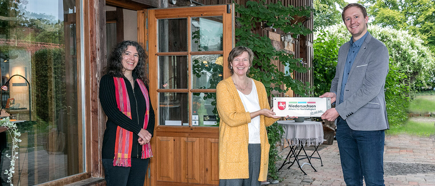 Goldschmiedin Beate Fritz erhält Nachhaltigkeits-Kennzeichen.
