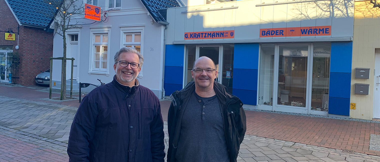 Kundennähe ist seit 125 Jahren das Aushängeschild von Gerhard Kratzmann. Andreas Kratzmann (links) und seine Stellvertreter Volker Kiel vor den Schaufenstern des Ausstellungsraumes.