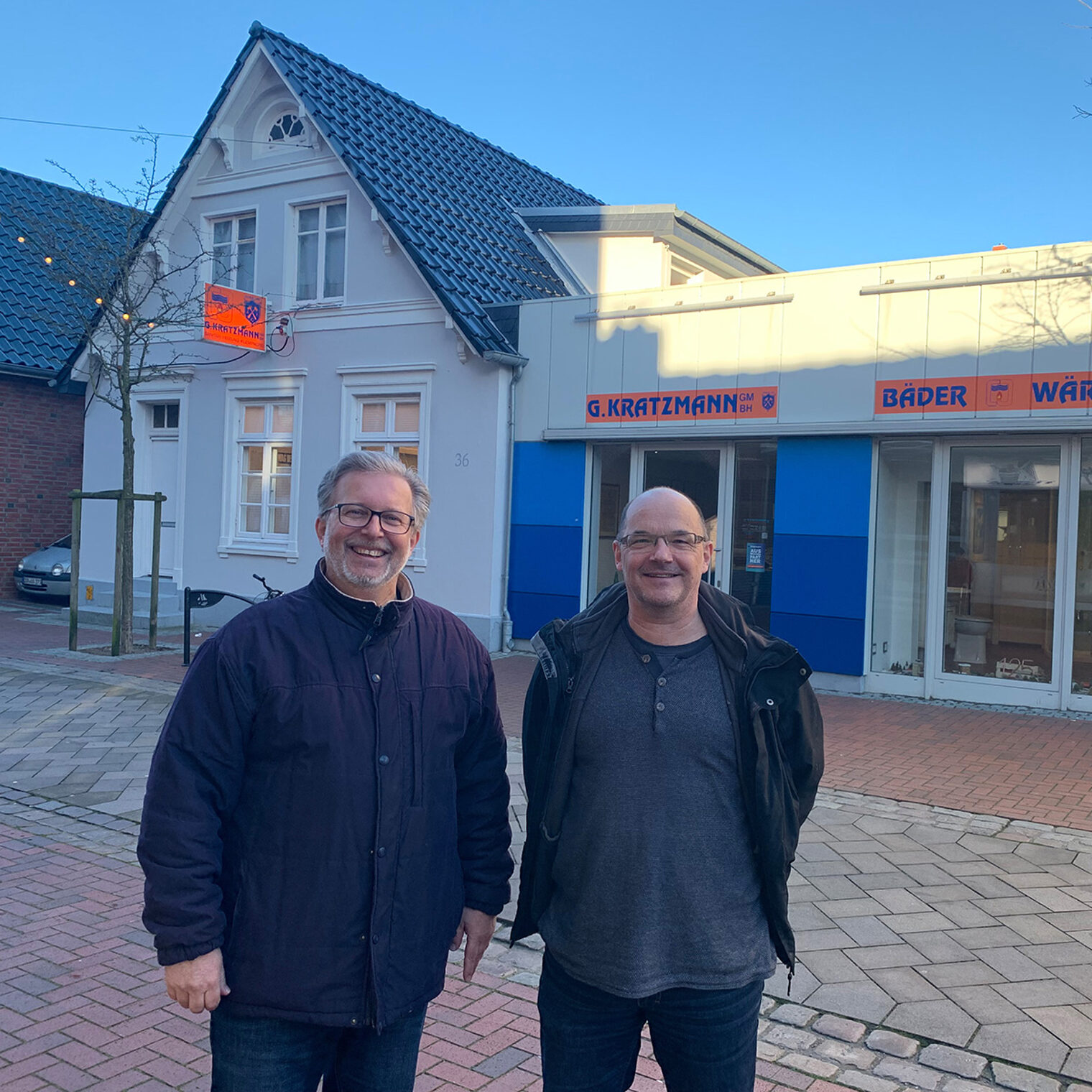 Andreas Kratzmann (links) und seine Stellvertreter Volker Kiel vor den Schaufenstern des Ausstellungsraumes.