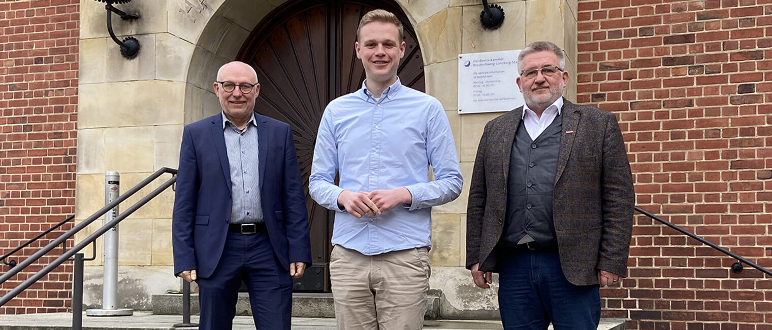Bundestagsabgeordneter Jakob Blankenburg mit Hauptgeschäftsführer Eckhard Sudmeyer (links) und Kammerpräsident Detlef Bade (rechts). Bundestagsabgeordneter Jakob Blankenburg mit Hauptgeschäftsführer Eckhard Sudmeyer (links) und Kammerpräsident Detlef Bade (rechts).