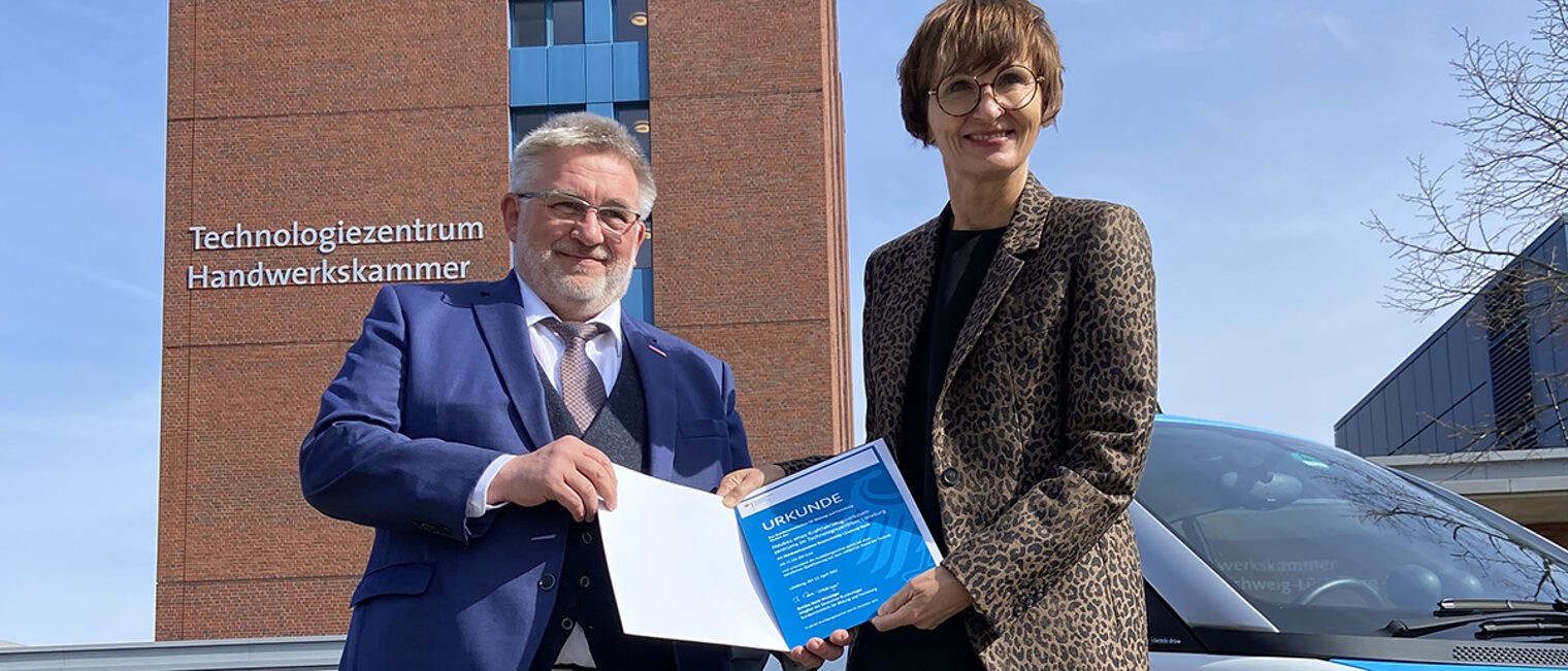 Bundesbildungsministerin Bettina Stark-Watzinger überreicht Bewilligungsbescheide in Höhe von rund zwölf Millionen Euro an Detlef Bade, Präsident der Handwerkskammer Braunschweig-Lüneburg-Stade. Bundesbildungsministerin Bettina Stark-Watzinger überreicht Bewilligungsbescheide in Höhe von rund zwölf Millionen Euro an Detlef Bade, Präsident der Handwerkskammer Braunschweig-Lüneburg-Stade.