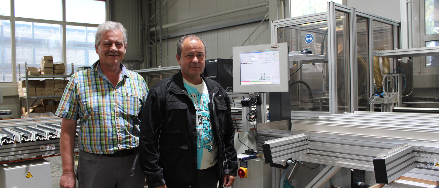 Dr. Manfred Klose (l.) und Tischlermeister Reinhard Klose in der Werkhalle.