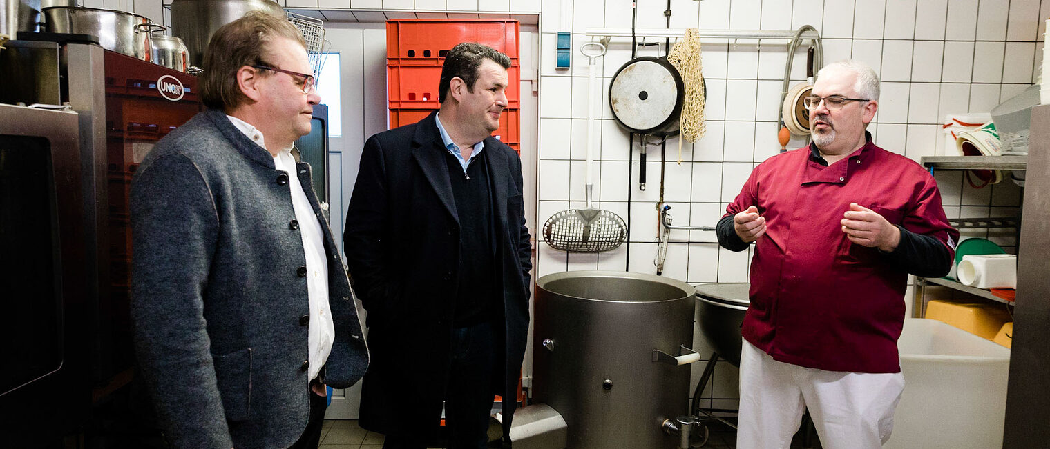 Dr. Andreas Bierich, Minister Hubertus Heil und Fleischermeister Michael Brandes.