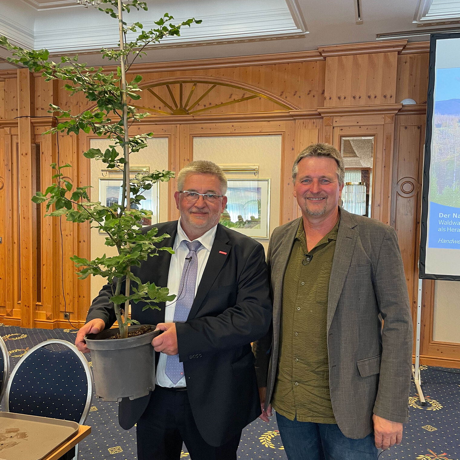 Detlef Bade und Dr. Roland Pietsch, Leiter der Nationalparkverwaltung, bei der Obermeistertagung 2023