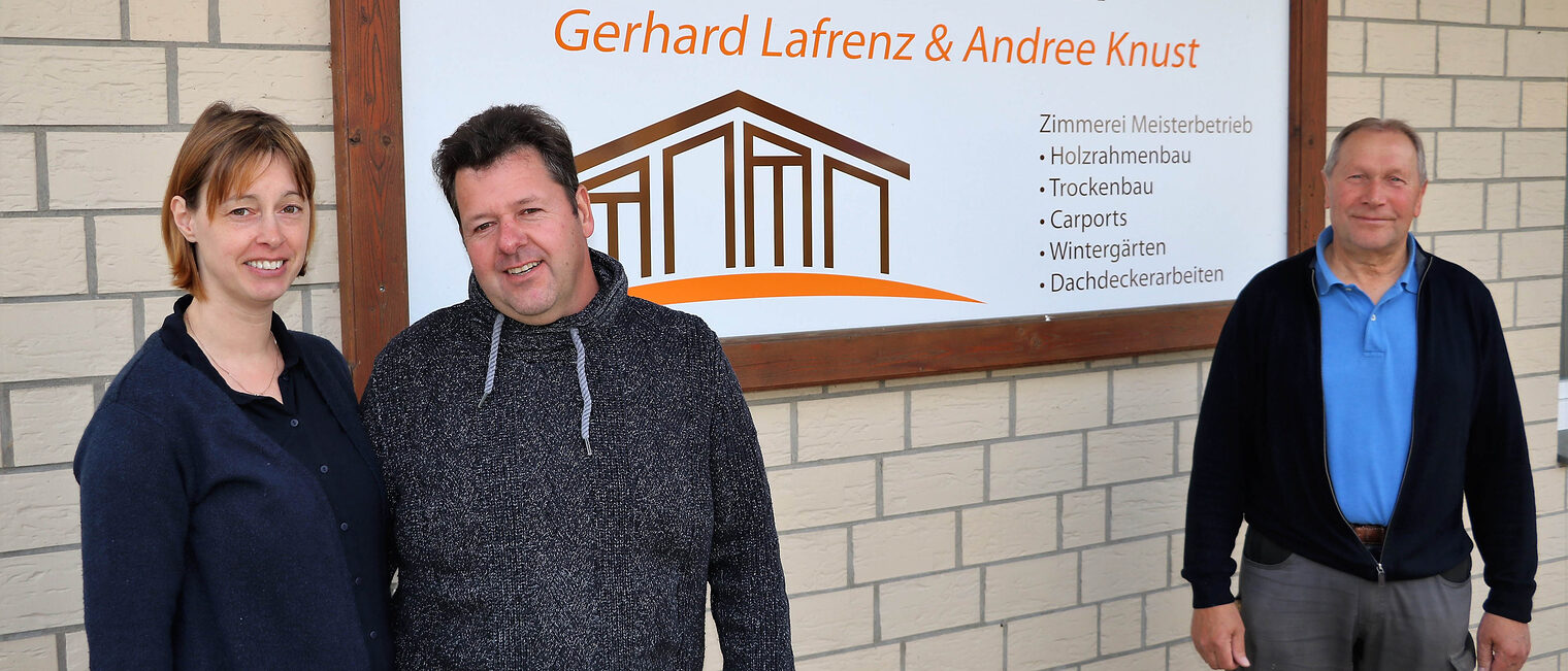 Anita und Andree Knust führen seit 2019 den Betrieb von Gerhard Lafrenz (r.) weiter.
