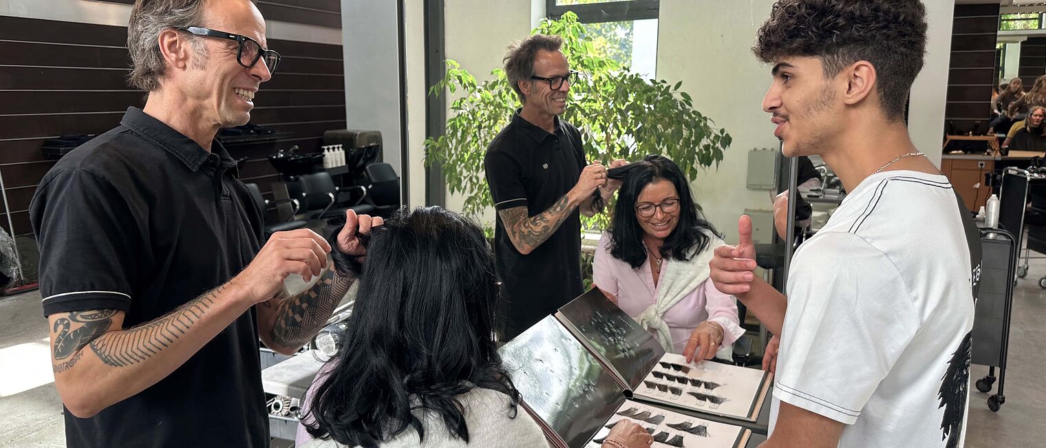Salon Haarwerk aus Braunschweig bildet einen Geflüchteten aus.