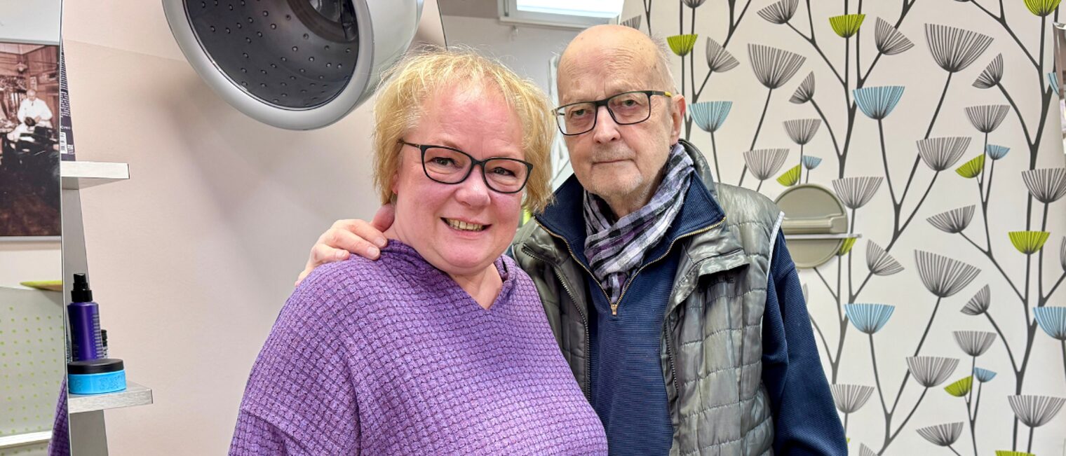 Hans-Peter Rudolph mit Tochter Gaby Rudolph im Friseursalon.