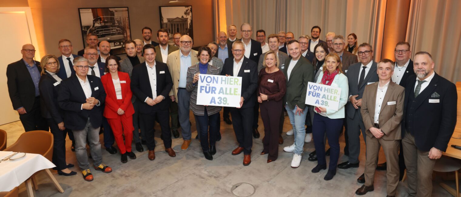 Tafelrunde der Wirtschaft 2025: Gruppenbild der anwesenden Teilnehmenden