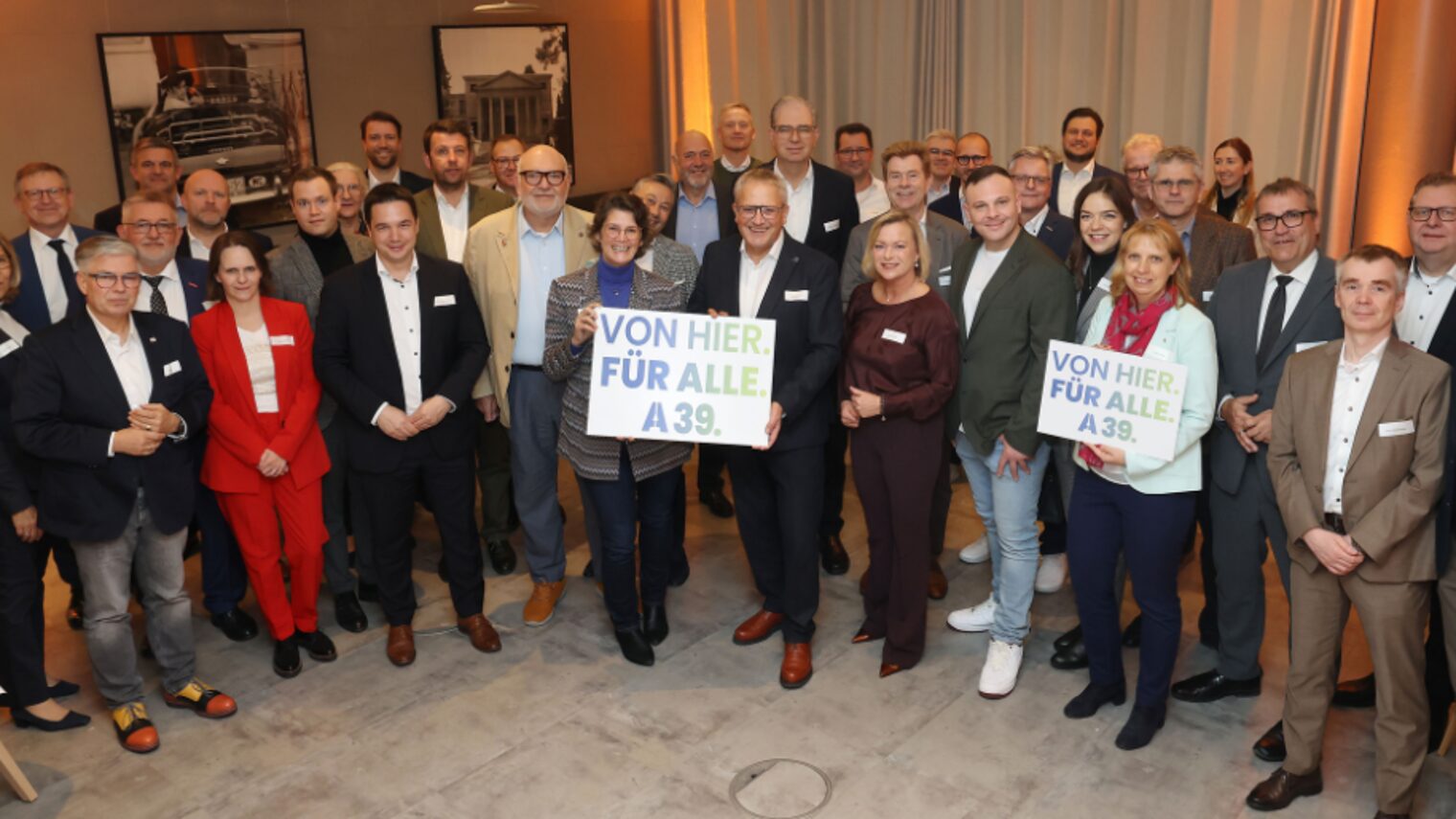 Tafelrunde der Wirtschaft 2025: Gruppenbild der anwesenden Teilnehmenden